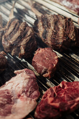 Unas excelentes piezas de ternera argentina sobre una parrilla de carbon