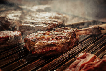 Unas excelentes piezas de ternera argentina sobre una parrilla de carbon