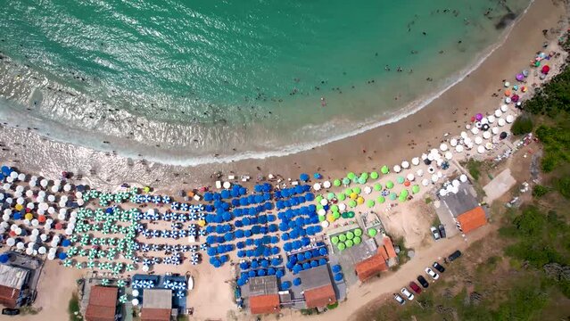 Vista a&eacute;rea do drone voando acima da bela praia com vista para as ondas do mar e &aacute;gua batendo na praia de &acirc;ngulo superior