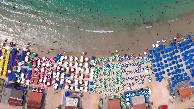 Vista a&eacute;rea do drone voando acima da bela praia com vista para as ondas do mar e &aacute;gua batendo na praia de &acirc;ngulo superior