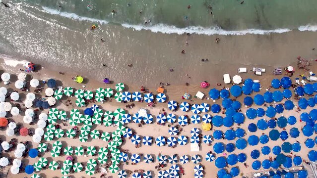Vista a&eacute;rea do drone voando acima da bela praia do Rio de Janeiro Cabo Frio com vista para as ondas do mar e &aacute;gua batendo na praia de &acirc;ngulo superior