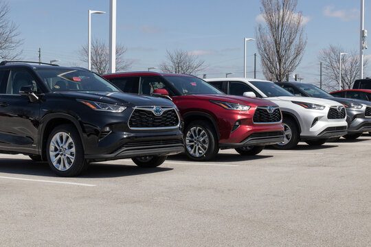 Toyota Highlander SUV display. Toyota offers the Highlander in Hybrid, L, LE, XLE, XSE, Limited and Platinum models.