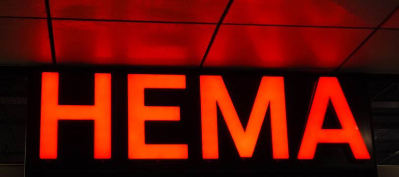 Enseigne lumineuse d'un magasin Hema &agrave; Paris - France.