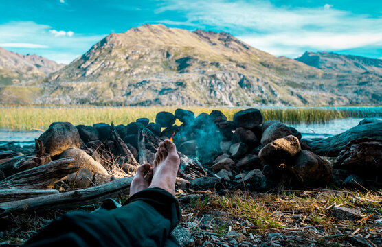 relajando en el fogon del lago