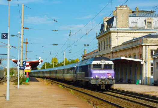 Train Corail SNCF en gare de Toul en ao&ucirc;t 2011.