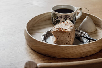 北欧の食器でコーヒーとケーキの時間