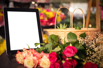 Obraz premium Digital tablet with fresh flowers