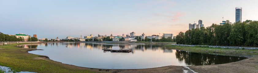 Fototapeta na wymiar Sunset on a pond in the center of the city. Yekaterinburg, Russia