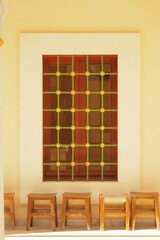 タペストリーの様な窓