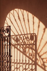 模様が美しい門扉