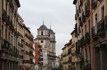 Iglesia de la Hornacina de San Isidro y Santa María de la Cabeza en Madrid España vista desde la Plaza Mayor de Madrid