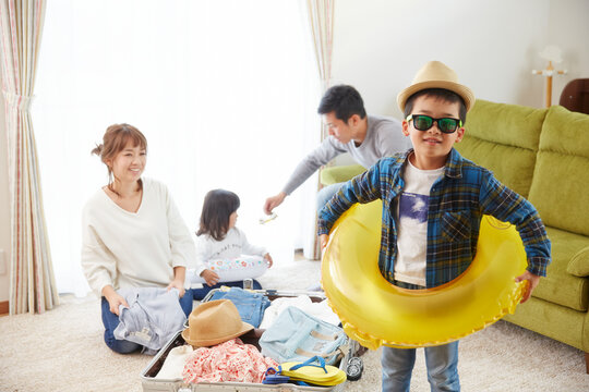 海に行く準備をする家族