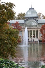 Fototapeta na wymiar El Palacio de Cristal en el hermoso parque El Retiro en Madrid España