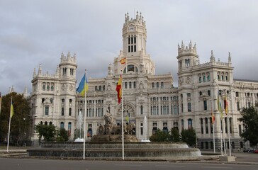 Fototapeta na wymiar El Palacio de Comunicaciones en Madrid España en una tarde nublada