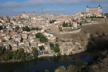 Fototapeta na wymiar La ciudad de Toledo vista desde uno de los miradores cruzando el río Tajo en verano