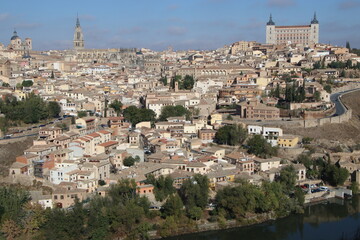 Fototapeta na wymiar La ciudad de Toledo vista desde uno de los miradores cruzando el río Tajo en España