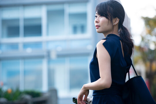 ビルの前で振り返っている女性