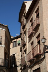 Fototapeta na wymiar Hermosas fachadas de las casas y callejones en Toledo España