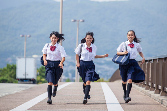 並んで走る中学生