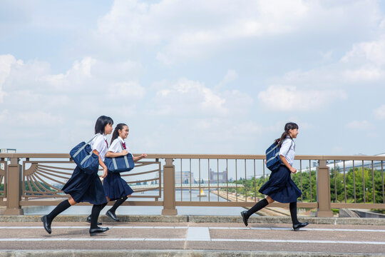 橋の上を走る中学生