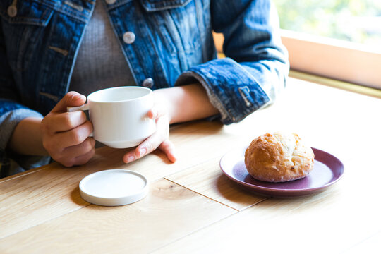 カフェで話をする女性たち