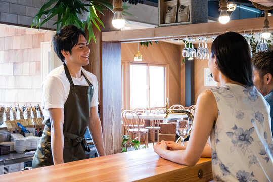 カフェ店員と客