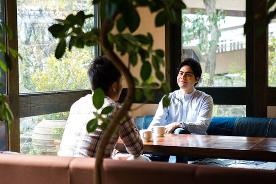 カフェで話をする男性たち