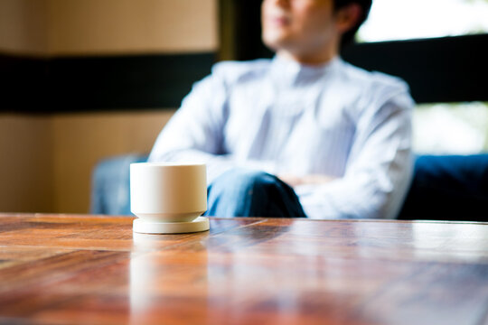 カフェでくつろぐ男性