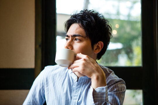 カフェでくつろぐ男性