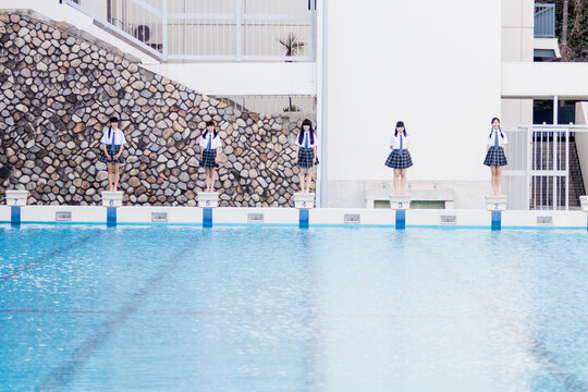 飛び込み台に立つ女子中学生
