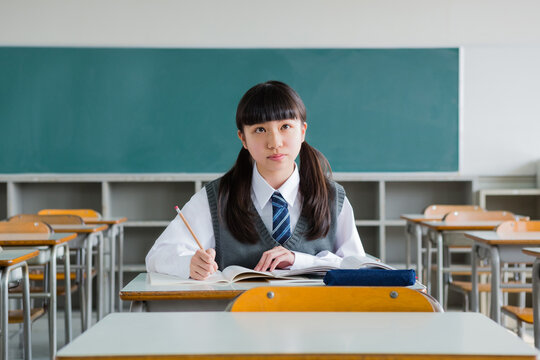 教室で勉強する女子中学生