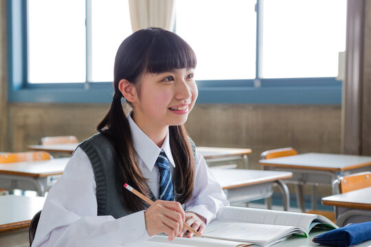 教室で勉強する女子中学生