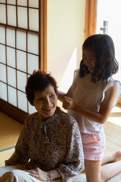 祖父の肩叩きをする孫