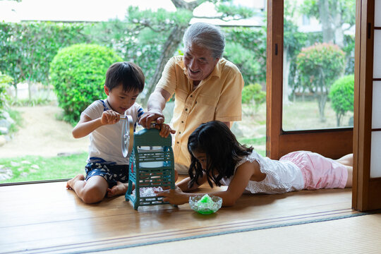 かき氷を作る姉弟と祖父