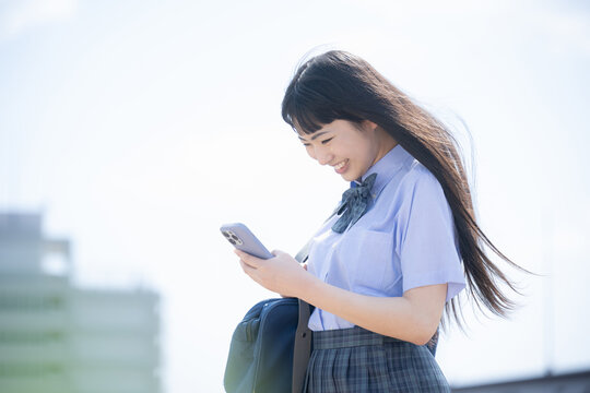 Images of high school girls and junior high school students searching for something on their phones　
For examinations, cram schools, prep schools, etc.