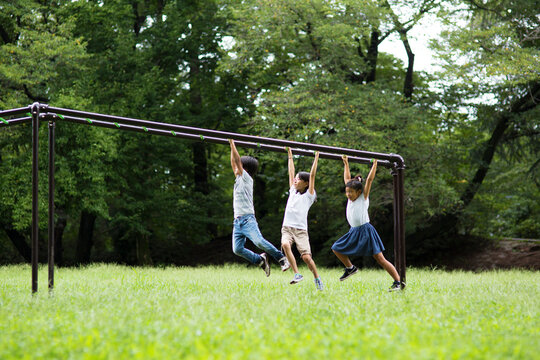 雲梯をする小学生の子供たち