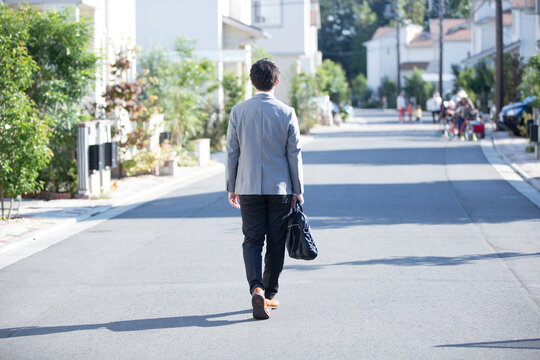 出勤する男性の後ろ姿