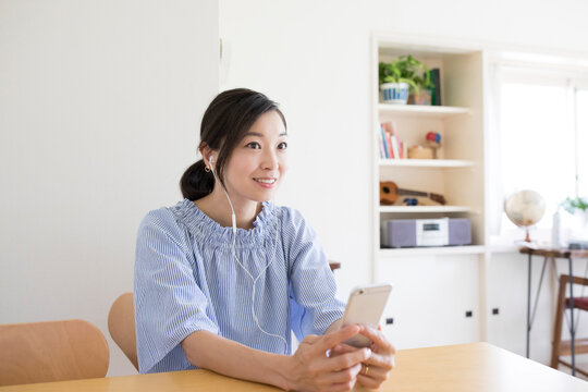 スマホを見る女性