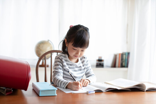 リビングルームで勉強する女の子