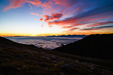 木曽駒ヶ岳から見る夜明けの南アルプス、八ヶ岳