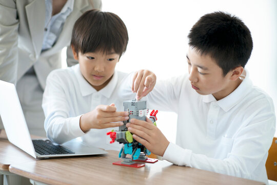 プログラミングの勉強をする小学生