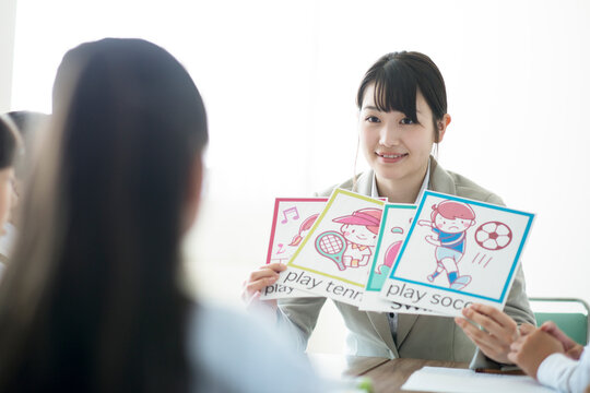 小学生に英語を教える先生