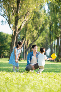 ポプラ並木で遊ぶ親子