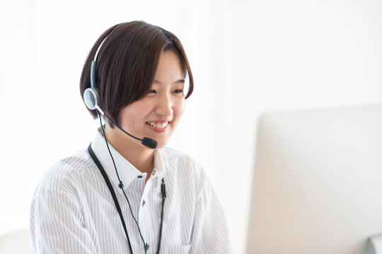笑顔の女性オペレーター