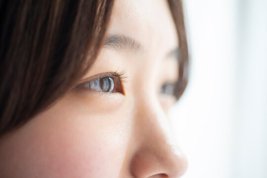 女性の目元のアップ