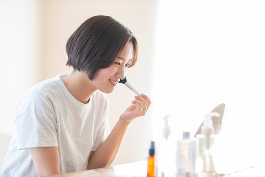 メイクをする若い女性