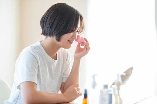 メイクをする若い女性