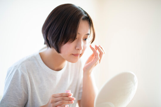 メイクをする女性