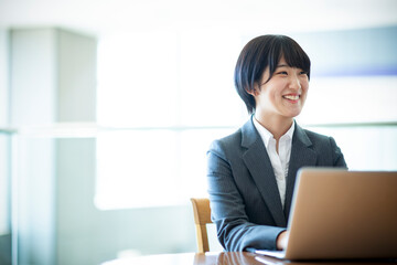 ノートパソコンを操作するビジネスウーマン