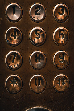 Nummer Block in Kupfer welches stark abgenutzt ist